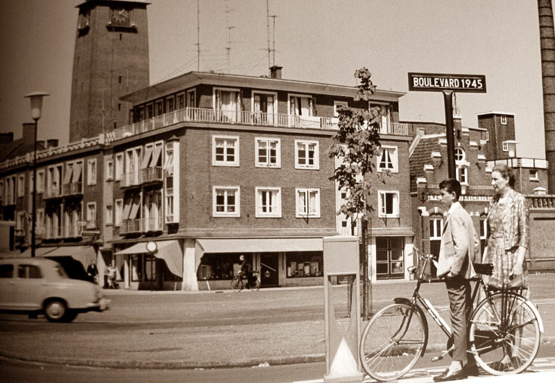 Raadhuisstraat 37 hoek Boulevard 1945 1968.jpg