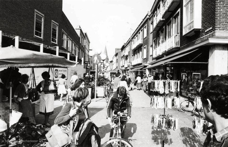 Raadhuisstraat 37  rechts de lampenwinkel van Scharstuhl..jpg