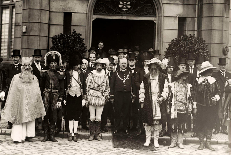 Langestraat 38 oude stadhuis feestvierders in Enschede ter gelegenheid van het 600-jarig bestaan. In het midden burgemeester Edo Bergsma. 1925.jpg