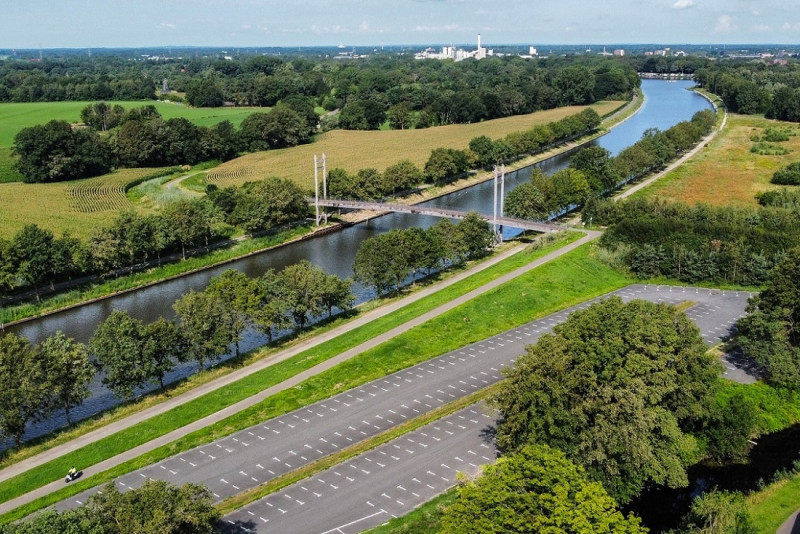 Twentekanaal Hier ziet Ton ten Vergert paalwoningen verrijzen. Of op de parkeerplaats of net boven de fietsbrug. 5-3-2014.jpg