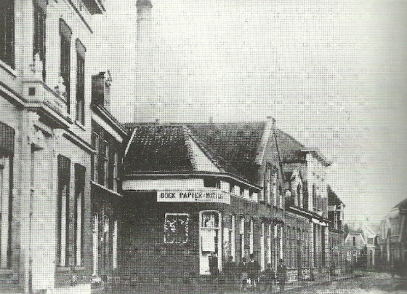 Haverstraat 48 hoek Markt ca 1869. winkel Rabbers schoorsteen is van Blijdenstein  die in 1903 is gesloopt.jpg