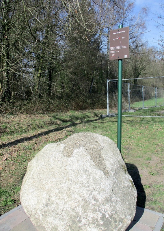 Hengelosestraat Ledeboerpark  Informatiebord en Steen bij de Knepse markesteen bij voormalige markegrens Esmarke-Twekkelo..jpg