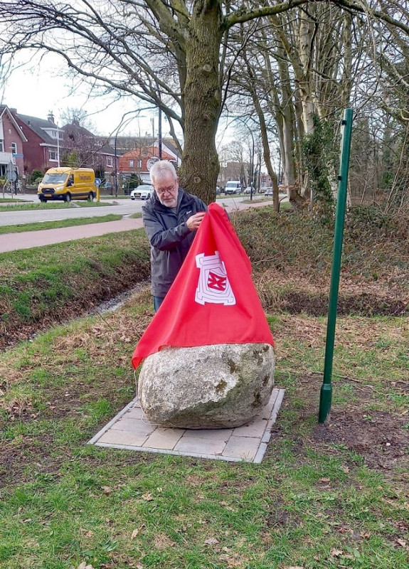 Hengelosestraat Ledeboerpark voormalige markegrens Esmarke-Twekkelo. Steen bij de Knepse onthulling markesteen door Dick Buursink voorzitter SHSEL 1-3-2024.jpg