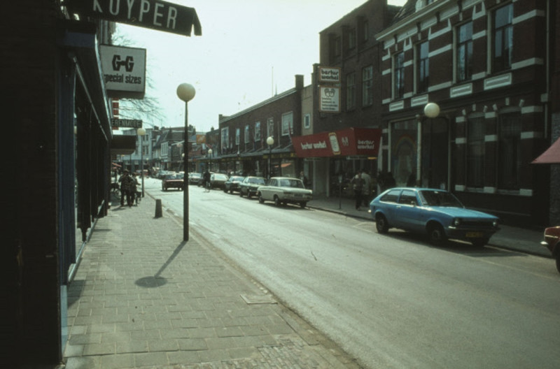 Oldenzaalsestraat 41-43-45 Winkels rechts Bertus Workel, Nijenhuis. jaren 70.jpeg