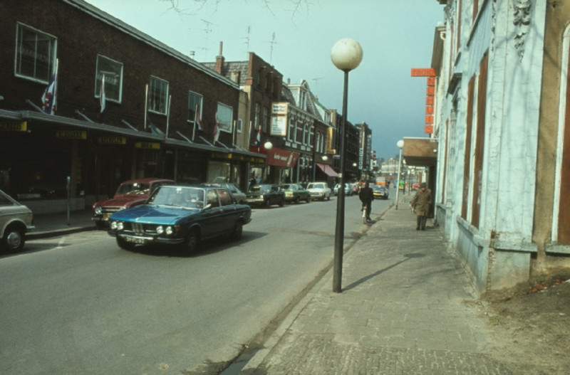 Oldenzaalsestraat 41-43 Links Nijenhuis meubelen, Bertus Workel, Melching en Van Ulzen. jaren 70.jpeg