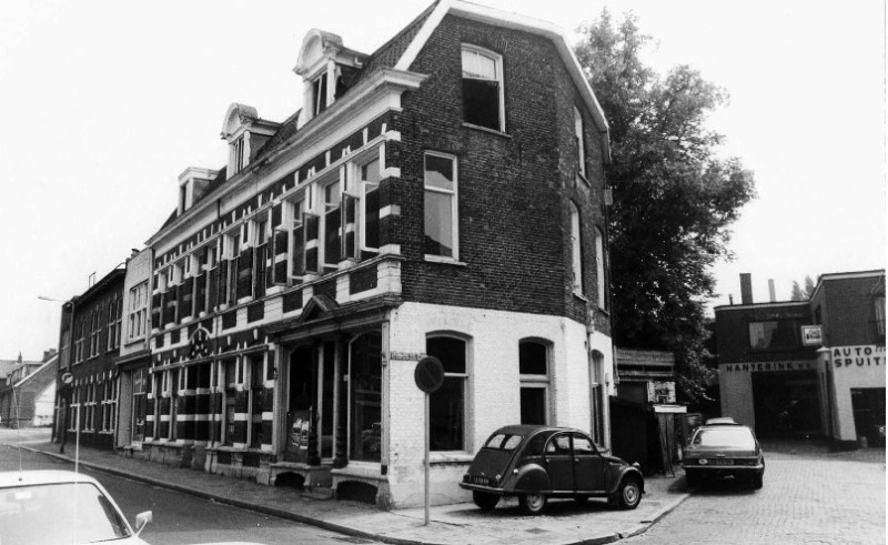 Lipperkerkstraat 44-52 Woon winkelpand op de hoek met Gronausevoetpad vlak voor de sloop. Rechts autospuiterij Hanterink N.V..jpg