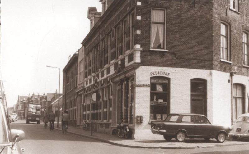 Lipperkerkstraat 44 hoek Gronausevoetpad vroeger pand koekjesfabriek Klokgieters. o.a. pedicure 1967.jpg