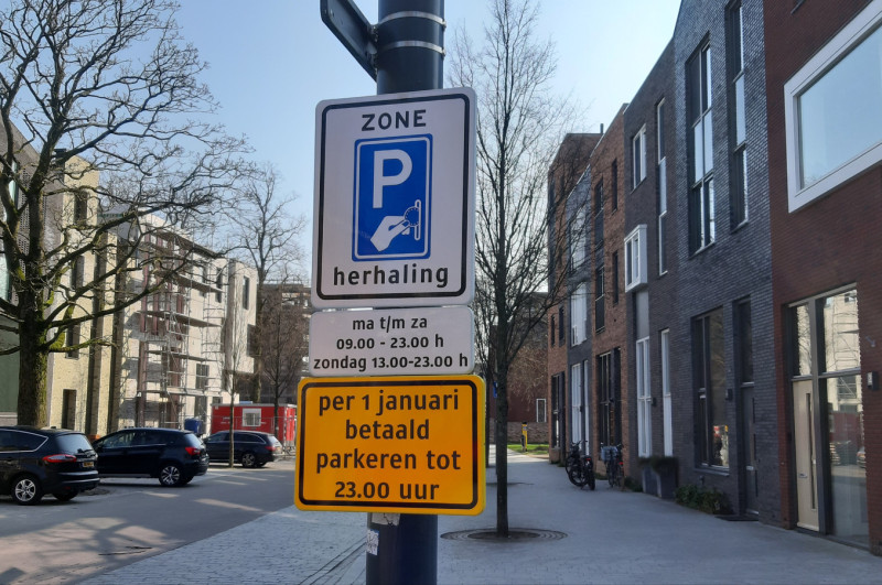Willem Brakmanstraat de automobilist wordt gewezen op het betaald parkeren in de binnenstad. 2024.jpg