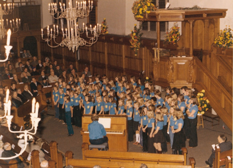 Markt 32 NH Kerk Optreden kinderkoor de Wesseltjes o.l.v. Rinus Luttikhuis tijdens viering 650 jarig Enschede 15-12-1975.jpeg