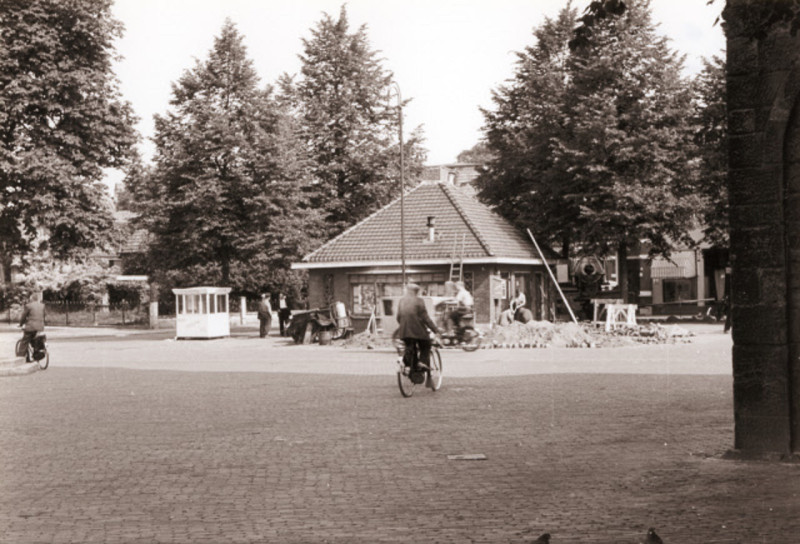 Markt 33 met toiletgebouwtje kiosk en ijskraam, stratenmakers bezig 1954.jpeg