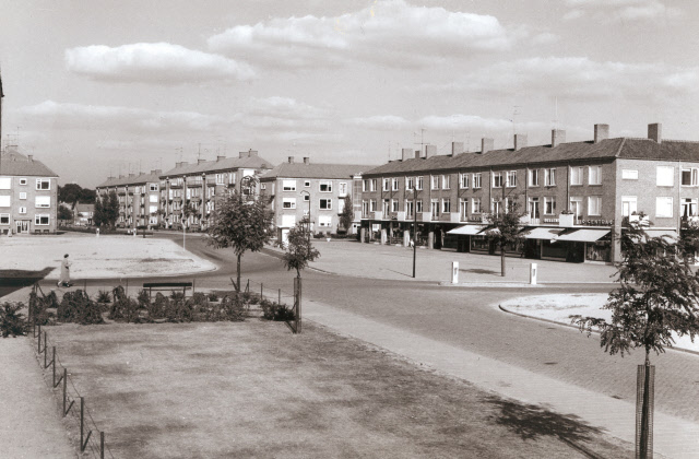 Maanstraat 161-167 vanaf Schorpioenstraat en rechts Zonstraat, met rechts het winkelcentrum Twekkelerveld. Zichtbaar zijn o.a. de winkels Centra , Albert Heijn en CO-OP.jpeg