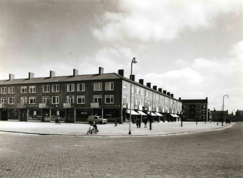 Maanstraat 161-167 Hoek Zonstraat, winkelcentrum Twekkelerveld. Albert Heijn links Centra rechts. 1960.jpg