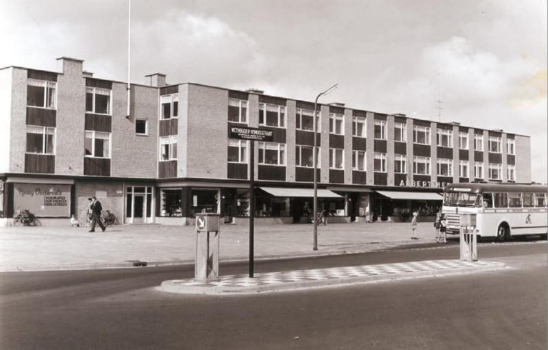 Wethouder Nijhuisstraat 250-256 winkelcentrum Stadsveld. Zichtbaar zijn de winkels van Henny Oosterveld en Albert Heijn en bus 36 T.E.T..jpg