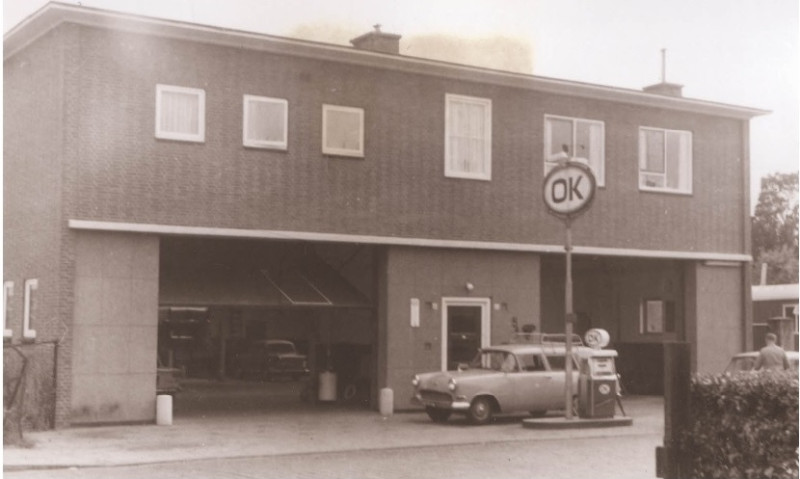 Sumatrastraat 81 Voorzijde garagebedrijf en tankstation OK 1967.jpg