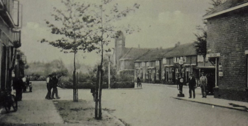 Leliestraat hoek Rozenstraat  De opa van Dick Reekers junior begon Reekers Tweewielers in 1924 in het schuurtje bij zijn huis.jpg