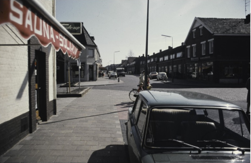 Leliestraat 78-80 rechts. links Sauna Solarium op de hoek met de Rozenstraat 78-80 (rechts fietsen Reekers). jaren 70.jpg