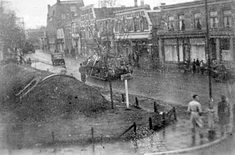 Deurningerstraat 45 jeep voor pand rijwielhandel Busschers tijdens bevrijding Enschede op 1e Paasdag 1-4-1945. links schuilkelder.jpg