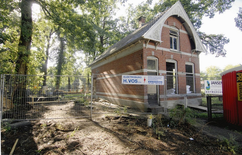 Roessinghsbleekweg 20 Lochemsbleekpark tuinhuis nu Theeschenkerij Wattez. In 2007 werd het oude tuinmanshuis in het Van Heekpark toch nog gerenoveerd.jpg