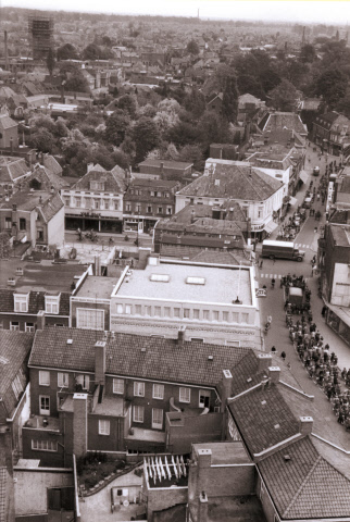 Langestraat 14 Verkeersdrukte richting Gronausestraat t.h.v. kruispunt de Klomp, met o.a. winkel van Voss hoek Haverstraat mei 1956.jpeg