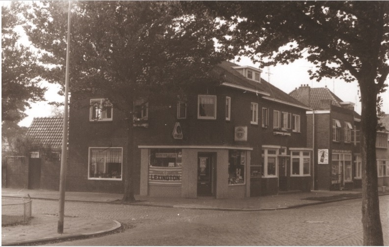 Faberstraat 24 Voorzijde woningen en winkel in rookwaren 1967.jpg