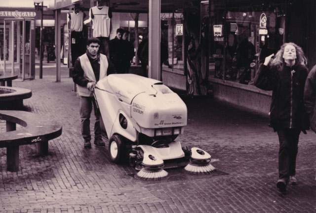 Marktstraat 14 Medewerker buitendienst van Stadsdeel Centrum met stratenveger, nabij kruispunt De Graaff. eind jaren 90.jpeg