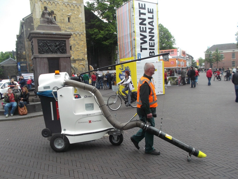 Oude Markt 32 Grote kerk en stratenveger met stofzuiger 2013.JPG