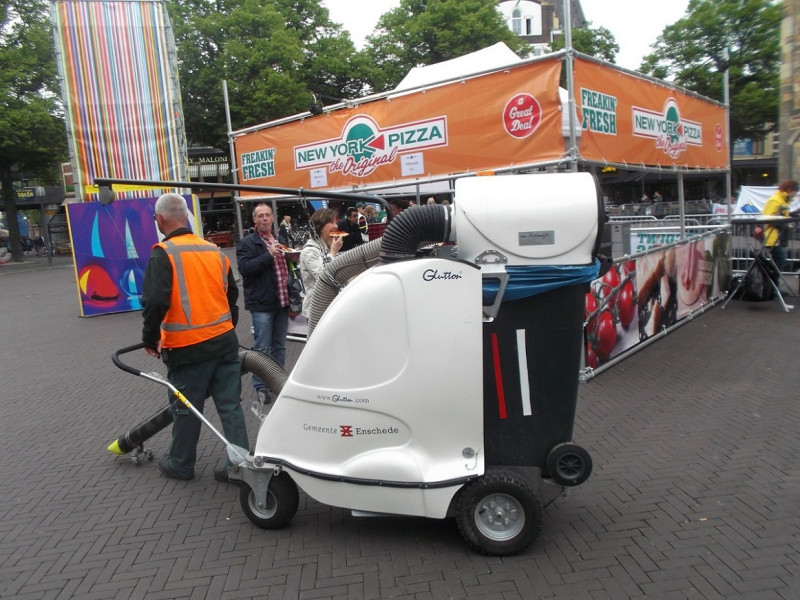 Oude Markt 32 stratenveger met stofzuiger 2013.JPG