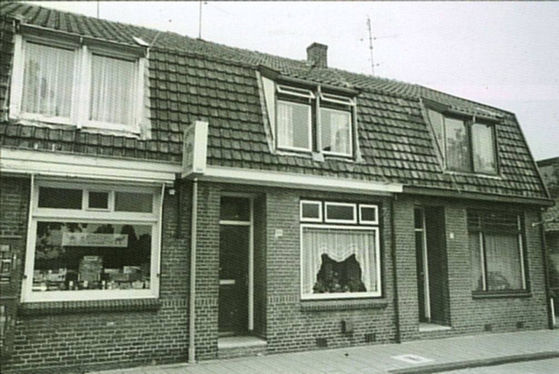 Toekomststraat 67 hoek Herman van Hoevelstraat sigarettenwinkel Jan Stoel.jpg