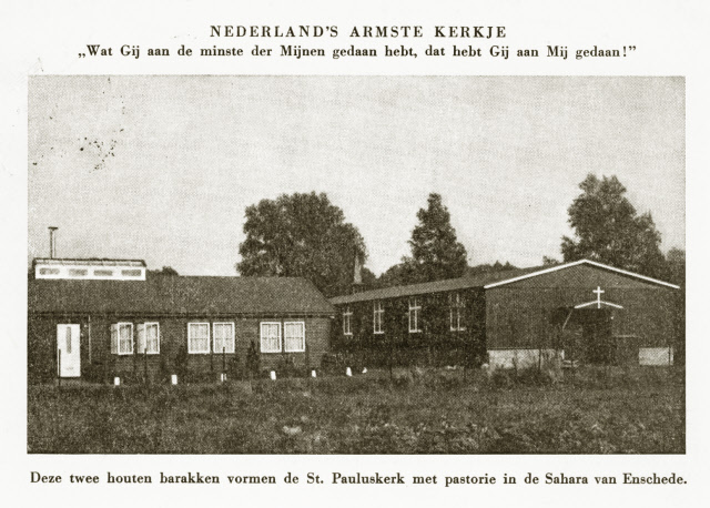 Weegschaalstraat 36 St. Pauluskerk. Nederlands armste kerkje. De twee houten barakken vormen samen de St. Pauluskerk met pastorie in de buurt Sahara. De pastoor was Pastoor Holterman in het jaar 1957..jpeg