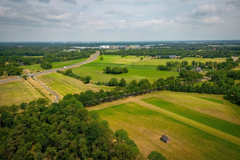 Op deze plek langs de N18 moeten twee en misschien wel drie windmolens komen. Aan de horizon de Grolschwaar (twee) windmolens moeten komen..jpg