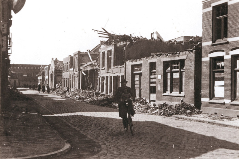 Beukinkstraat na bombardement 22-3-1945.jpeg