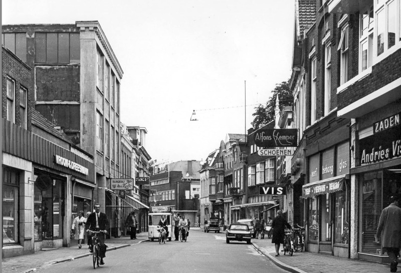 Hengelosestraat 6 't Verhuis Bekke en  8 Alfons Kemper schoenen jaren 60.jpg