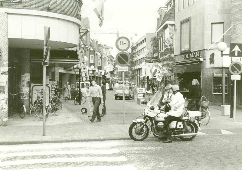 Hengelosestraat 2 Bouman juwelier en 4 Joop Kist Behang nu Korte Hengelosestraat  hoek Brammelerstraat Vroom en Dreesmann. Bouman juwelier.jpg