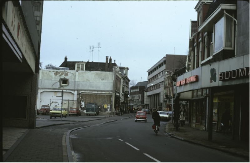 Hengelosestraat 4 Rechts Joop Kist behang en juwelier Bouman. 1978.jpg