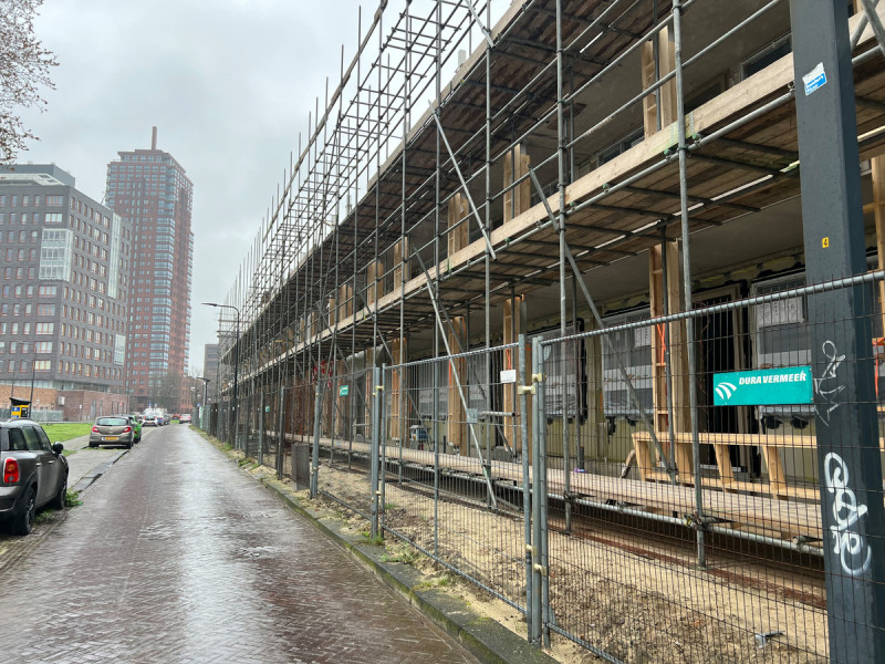 Op een prominente plek aan de rand van de Enschedese binnenstad worden meer dan 100 appartementen gebouwd..jpg