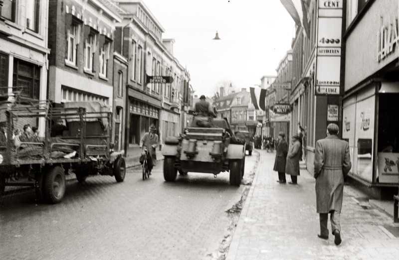 Gronausestraat 7-9 links pand Gebr. Dekker tijdens oorlogsjaren rechts Hema.jpg