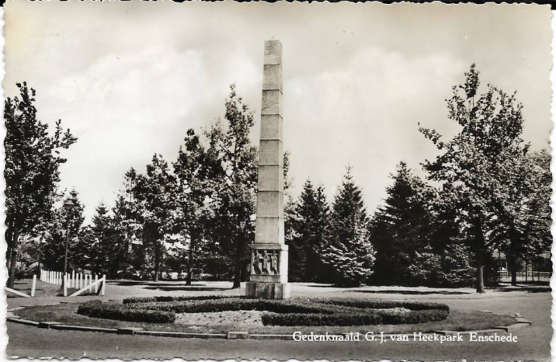 G.J. van  Heekpark gedenknaald 1956.jpg