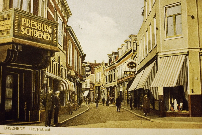 Haverstraat 1 hoek Langestraat links Presburg schoenen, rechts nr. 2 winkel C en A.JPG