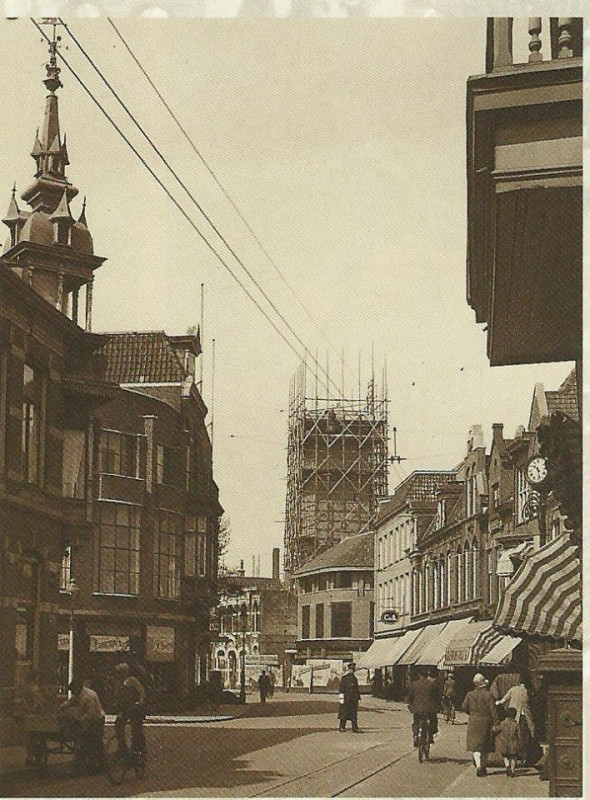 Langestraat 14 hoek Haverstraat rechts winkel C&A en  stadhuistoren in aanbouw 1931.jpg