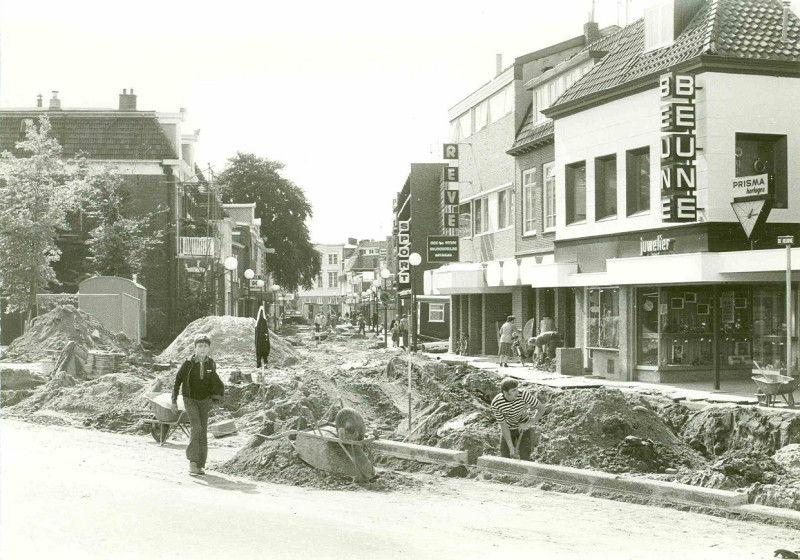 De Heurne 67 eerder Oldenzaalsestraat 67 Kruising met de Oldenzaalsestraat met rechts juwelier Beune; sep. 1980.jpg