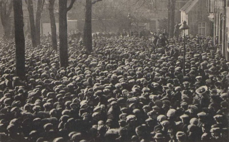Markt 17 stakingsbijeenkomst 1924 bij Drehfahl voor de deur.jpg