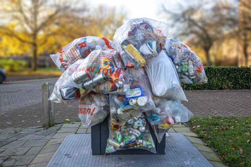 Steeds vaker moeten afvalverwerkers partijen afkeuren omdat er bijvoorbeeld troep tussen het plastic afval zit. © Frans Paalman.jpg