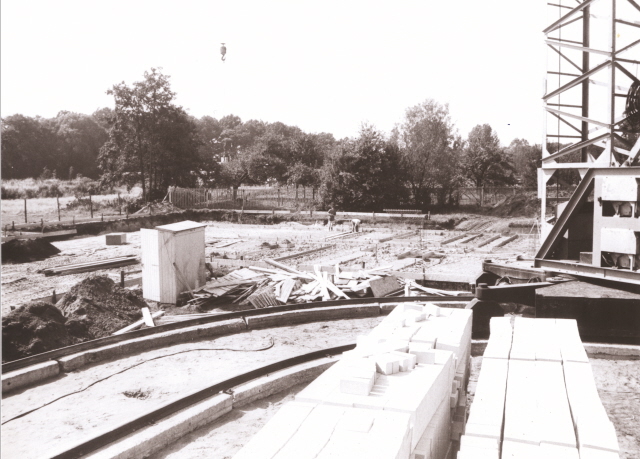 Roessinghsbleekweg 33 Revalidatiecentrum Het Roessingh in aanbouw. Fundering voor de nieuwe audiologische school wordt aangebracht aug. 1972.jpeg