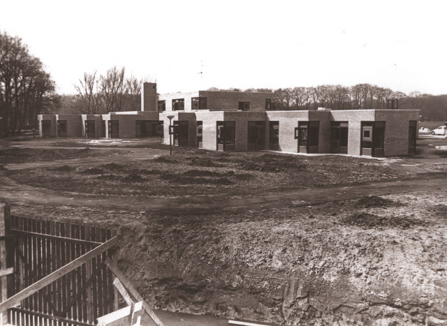 Roessinghsbleekweg 33 Revalidatiecentrum Het Roessingh in aanbouw. De nieuwe Mytylschool bijna gereed april 1971.jpeg