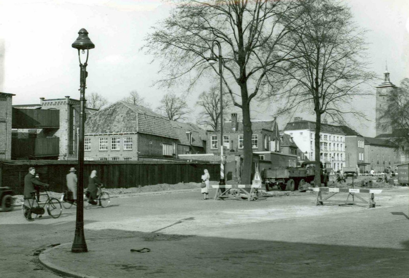 van Loenshof 12 links pakhuis Jannink Vanaf de Boulevard 1945 richting stadhuis 1950.jpg