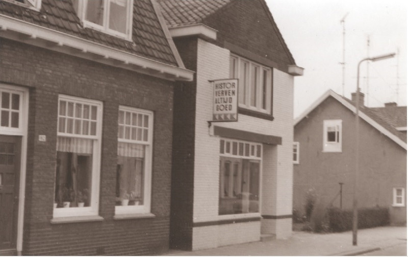 Brinkstraat 180 witte huis was Schildersbedrijf Waaijer gevestigd, tot 1966 was dit de kruidenierszaak van Willem Hof en eerder Centra Kruidenier R. Niessink. foto 1967.jpg