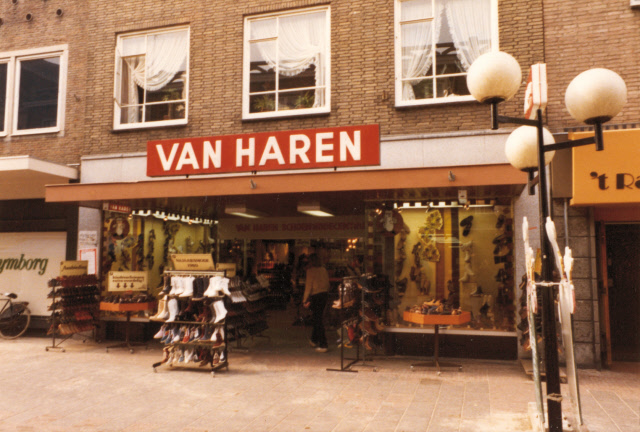 Raadhuisstraat 14 Van Haren schoenenwinkel 1980.jpeg