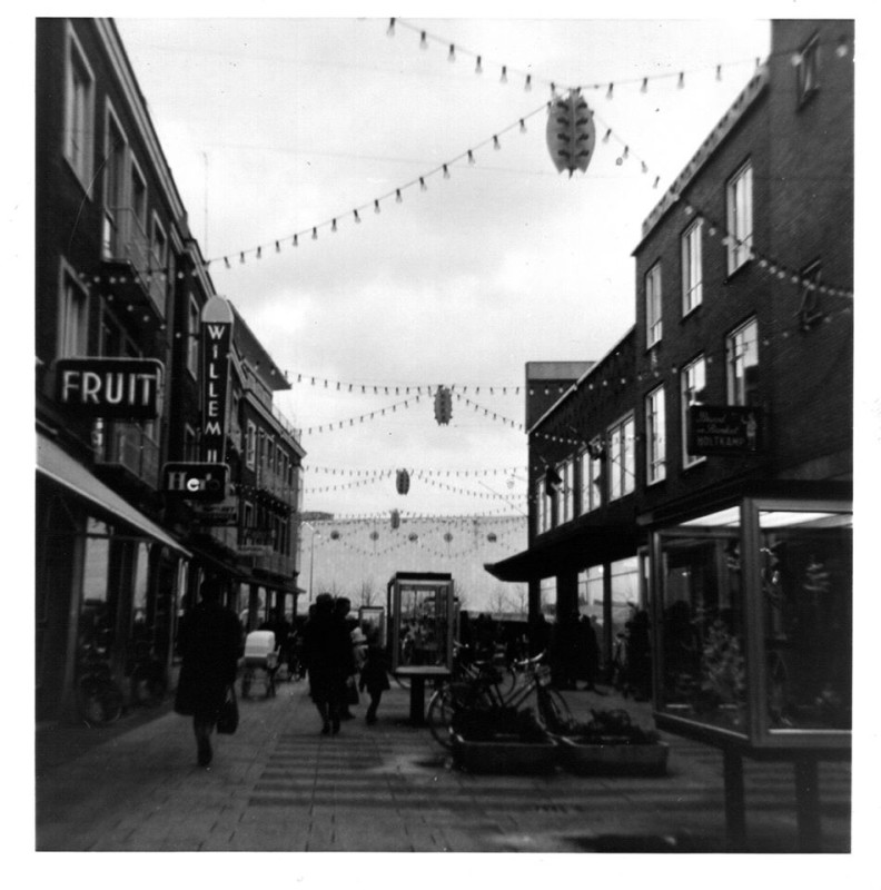 Raadhuisstraat 17-21 sigarenzaak richting H.J. van Heekplein  eind jaren '60.jpg
