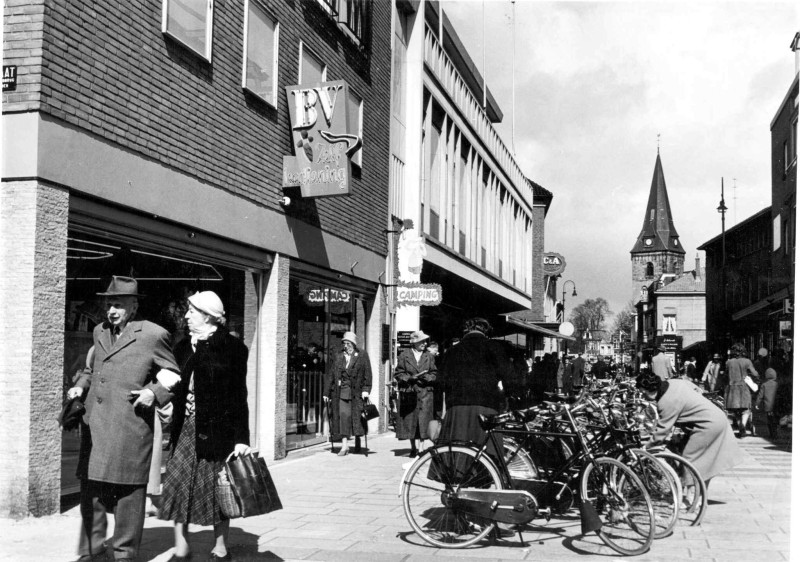 Raadhuisstraat 2-4 hoek Windbrugstraat links Bervoets Vriezeelaar achtergrond Grote Kerk op de Markt.jpg