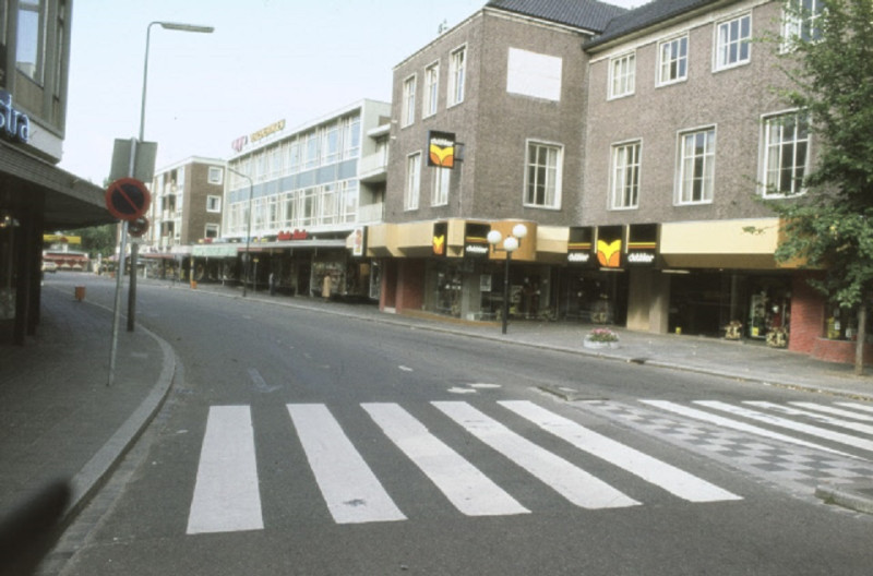 Van Loenshof 2-6 Gezien in westelijke richting met winkels Woudstra, Duthler, Ago verzekeringen, Bata, Miss Etam jaren 70.jpeg